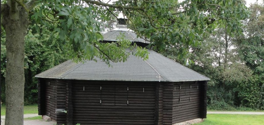 Grillhütte aus Holz  in Rundbauweise auf einer Wiese